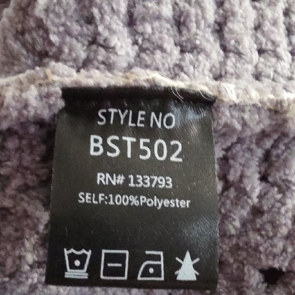 POL V-Neck Sweater in Mint, Gray, and White - Picture 4 of 5